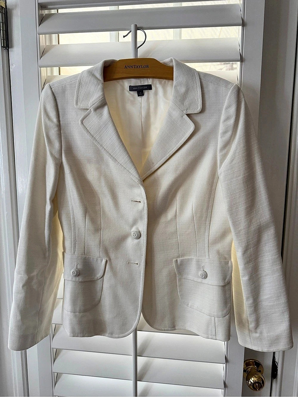 Ann Taylor Textured Blazer in White Size Medium Like New